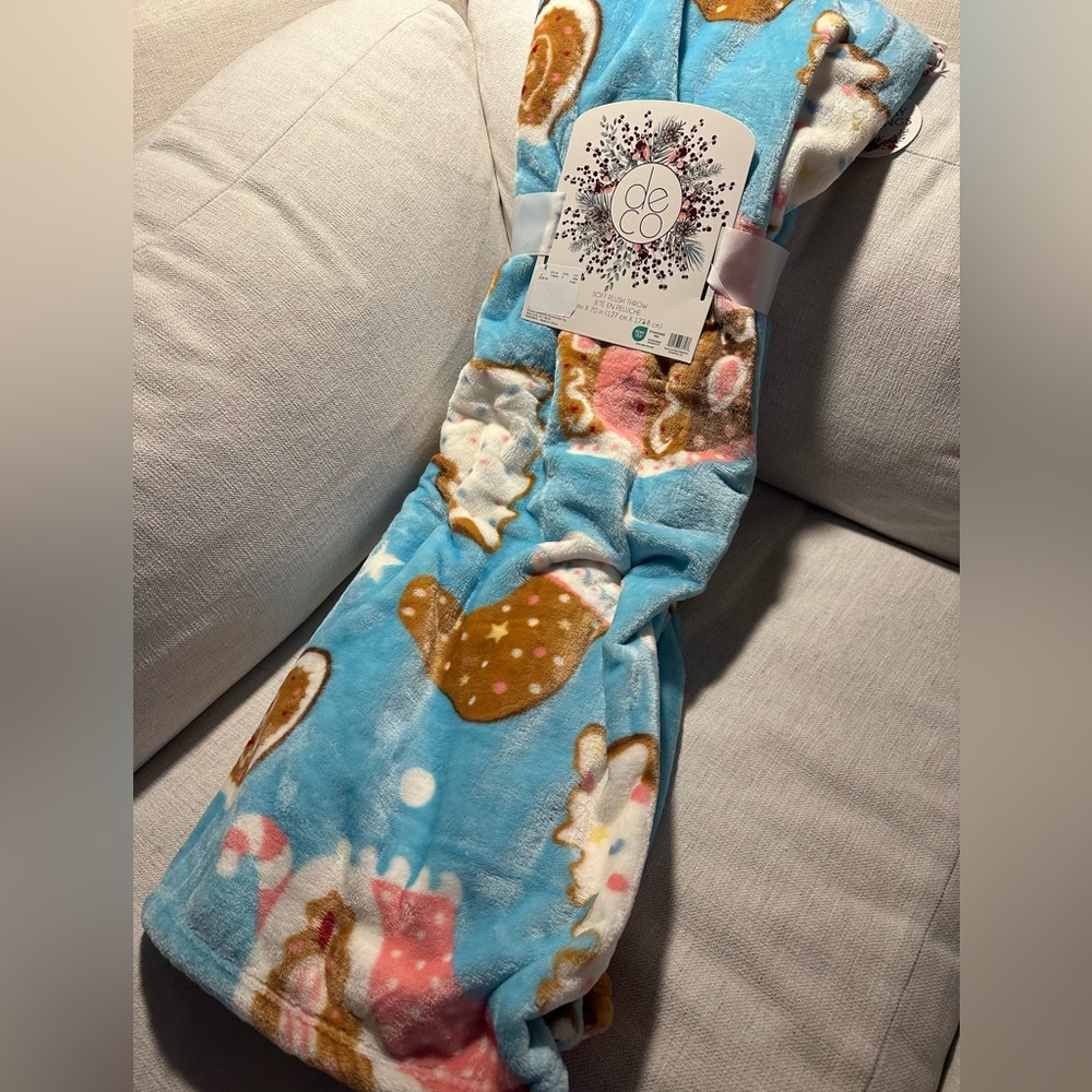 Deco Blue Plush Christmas Gingerbread Throw Blanket